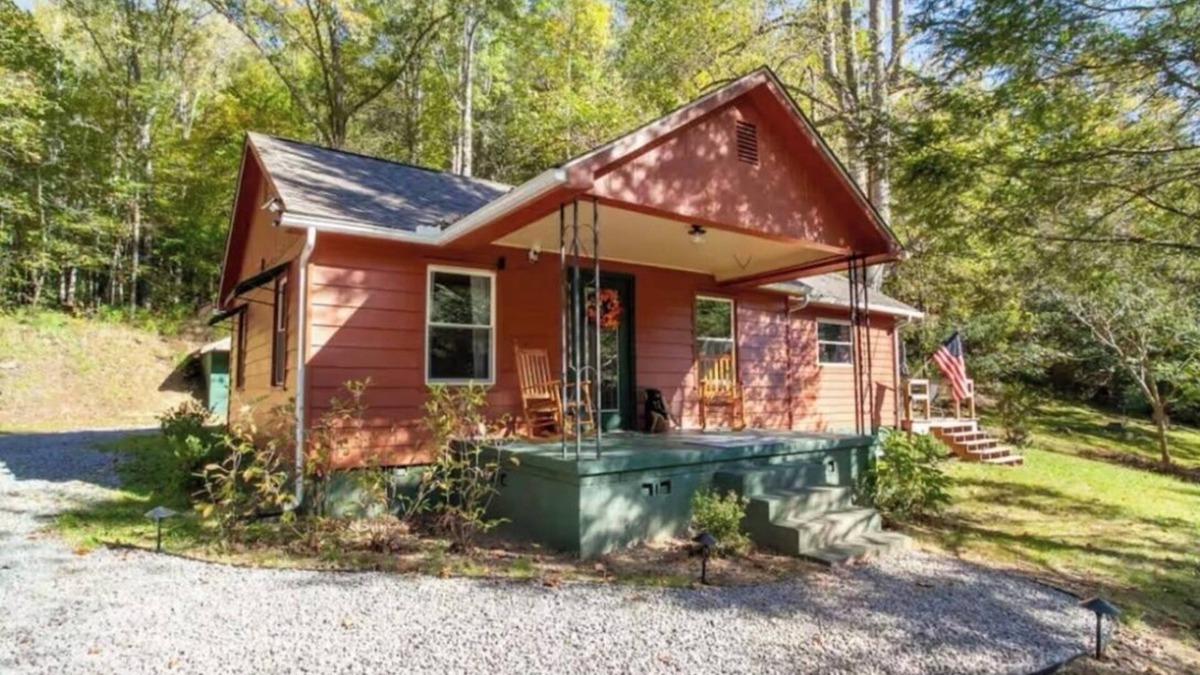 Sevierville Cabin | Delightful Little Bear Cabin with AC in Sevierville - 3 bedrooms available