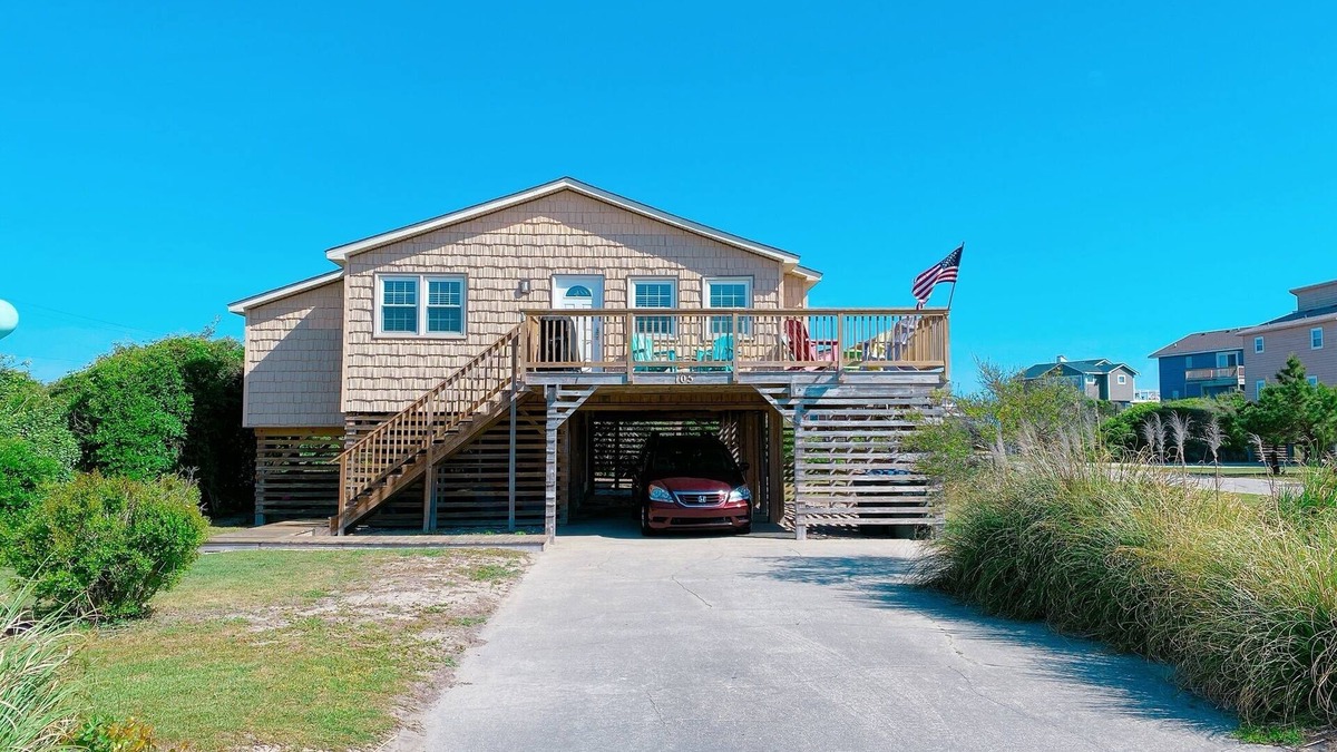 South Nags Head House | Delightful Oceanside Home Steps to Tranquil Beach: Soak up the Sun and Seabreeze