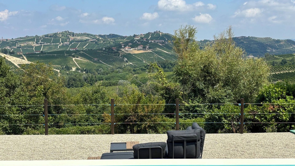 Mango Other | Delightful Restored Farmhouse with Infinity Pool, AC & Wifi in Langhe, Piemonte