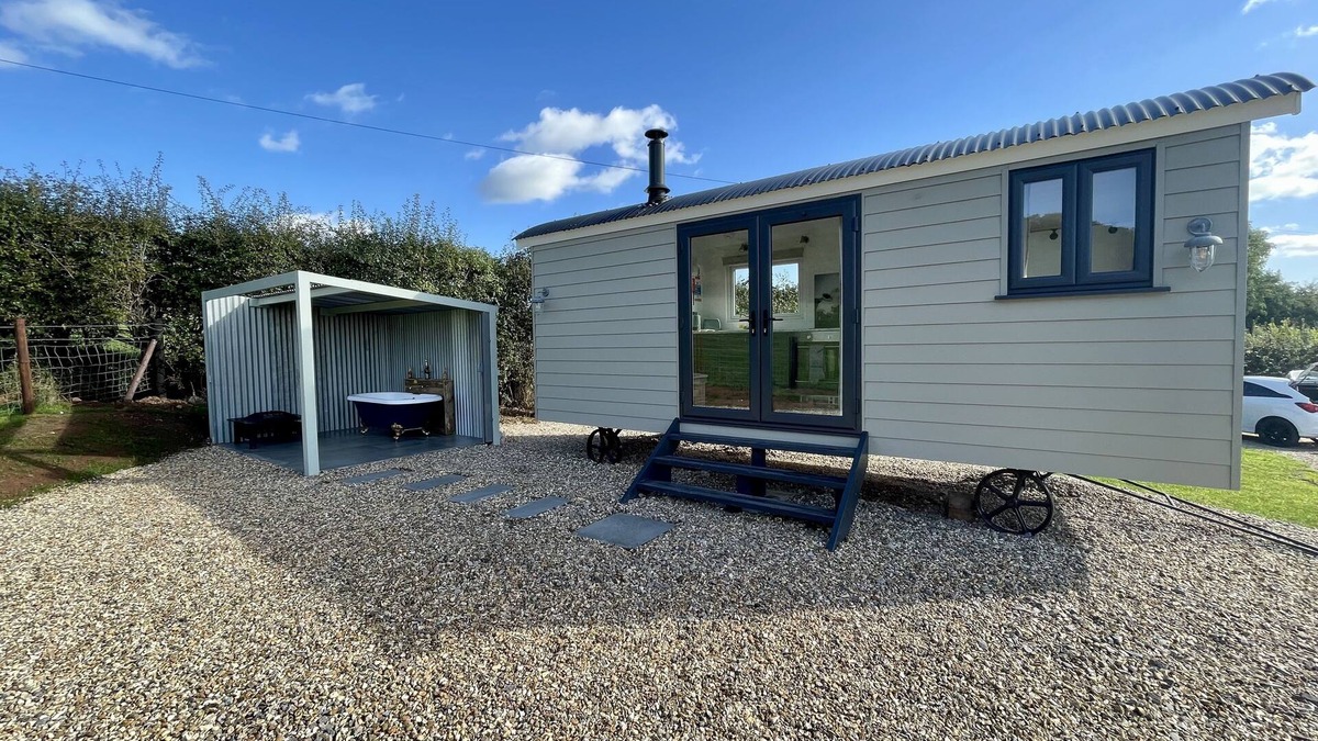 Congresbury Cabin | Delightful Shepherd's Hut with Log Burner and Outside Bath