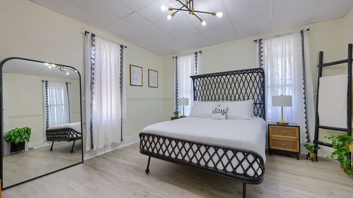 Ephrata House | Delightful Small Town Escape — Sauna & Parking