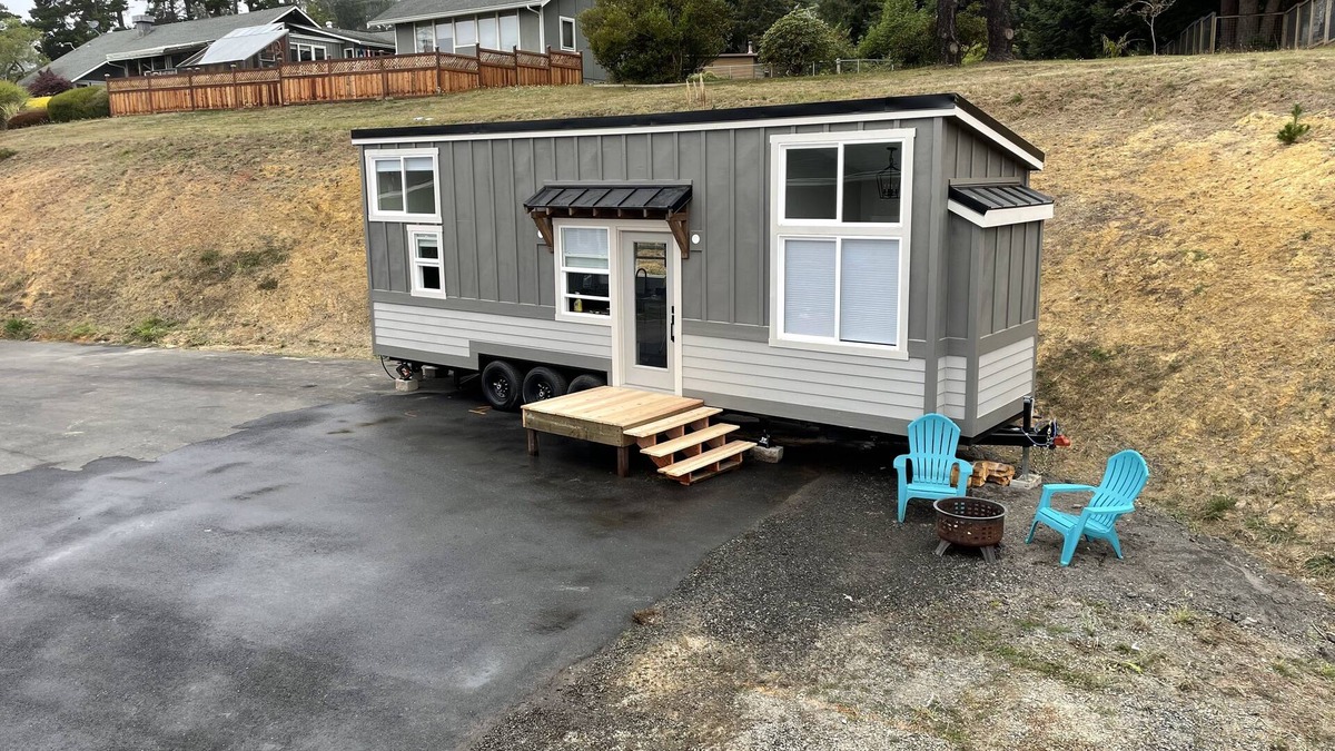 Pacific House | Delightful Tiny Home w/indoor Fire Place