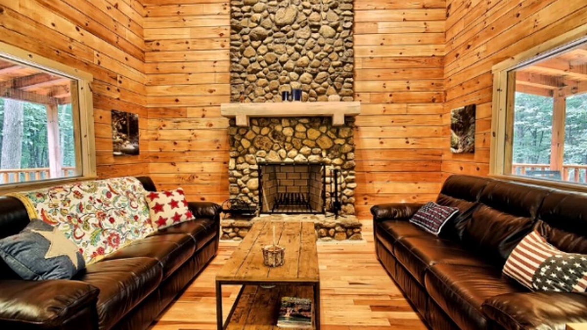 Logan House | Delightful Vacation Cabin Perfect for a Large Group near Ash Cave, Ohio