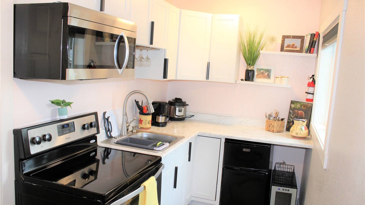 Northeast Anchorage Apartment | Delightfully Modern Studio/Tiny House 💠 D《Car rental Avlble》