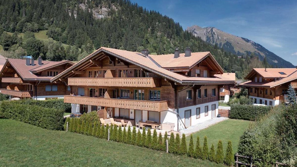 Gsteig Apartment | Delightfully Presented Flat with Amazing Views 2