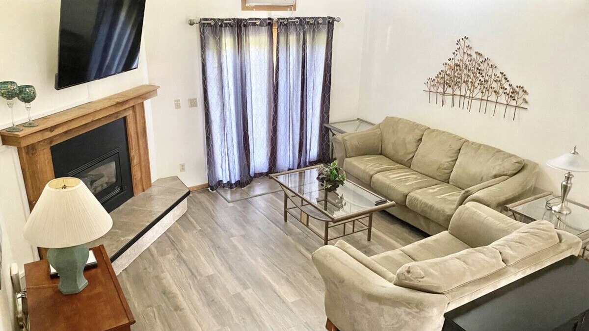 Lake Delton Condo | Dells Getaway At Tamarack & Mirror Lake Resort with Boat Slip