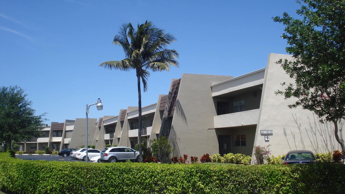 Delray Beach Condo | Delray Beach Beautifully Lago Del Ray 2/2 Lake View Renovated Condo,8Min 2 Beach