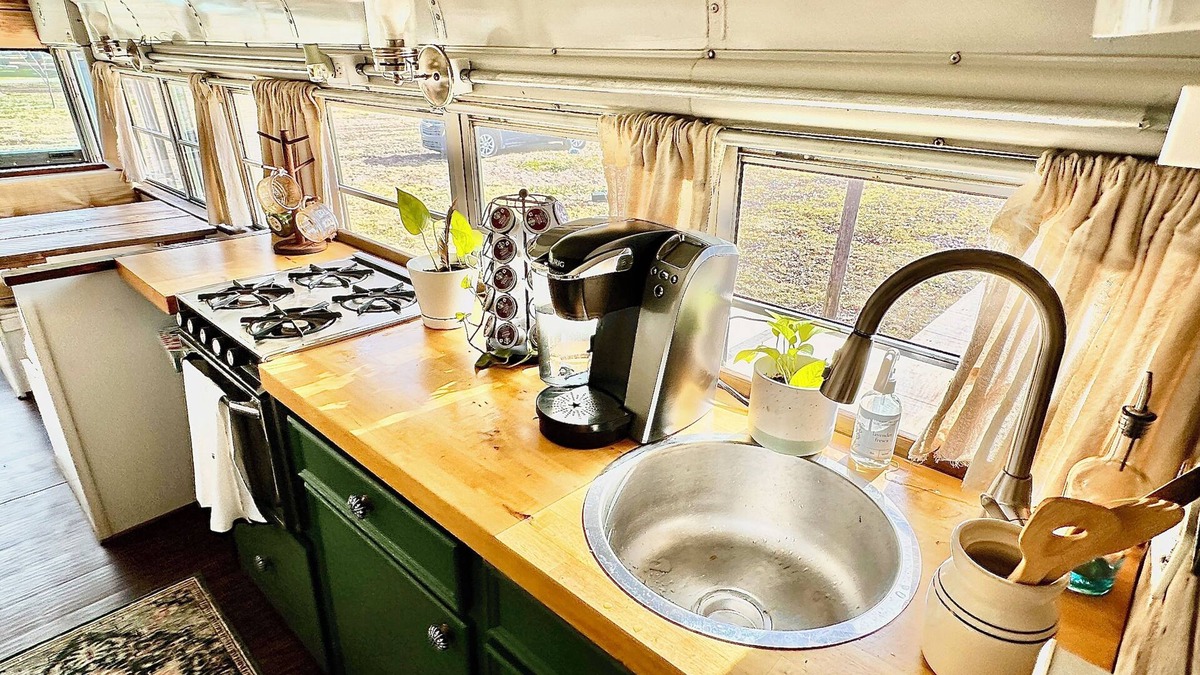 Vidalia Cabin | Delta Dawn The Skoolie, a unique getaway within minutes of all local attractions