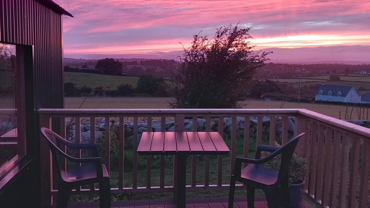 Borris Cabin | Delux romantic glamping cabin with superking bed