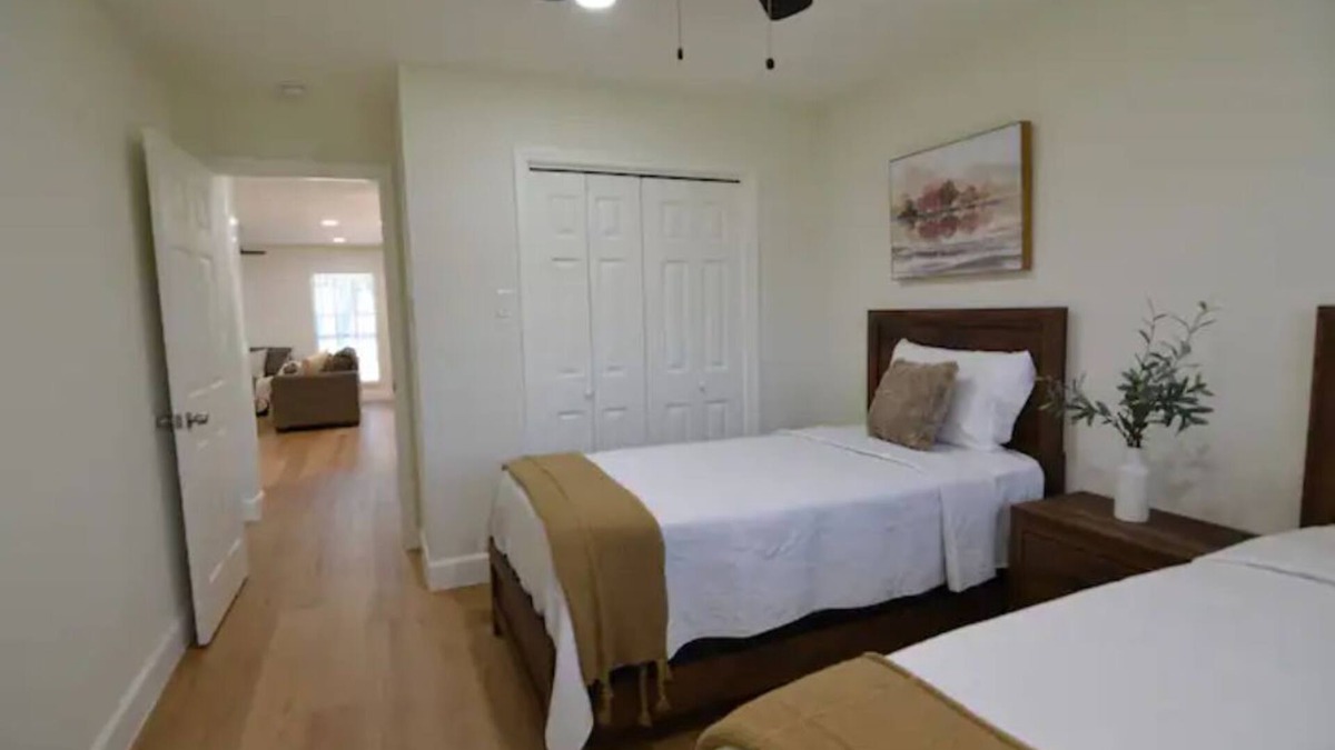 Baytown Cottage | DELUX WATER DISTRICT DUPLEX minutes away from NASA,Kemah boardwalk,fishing areas