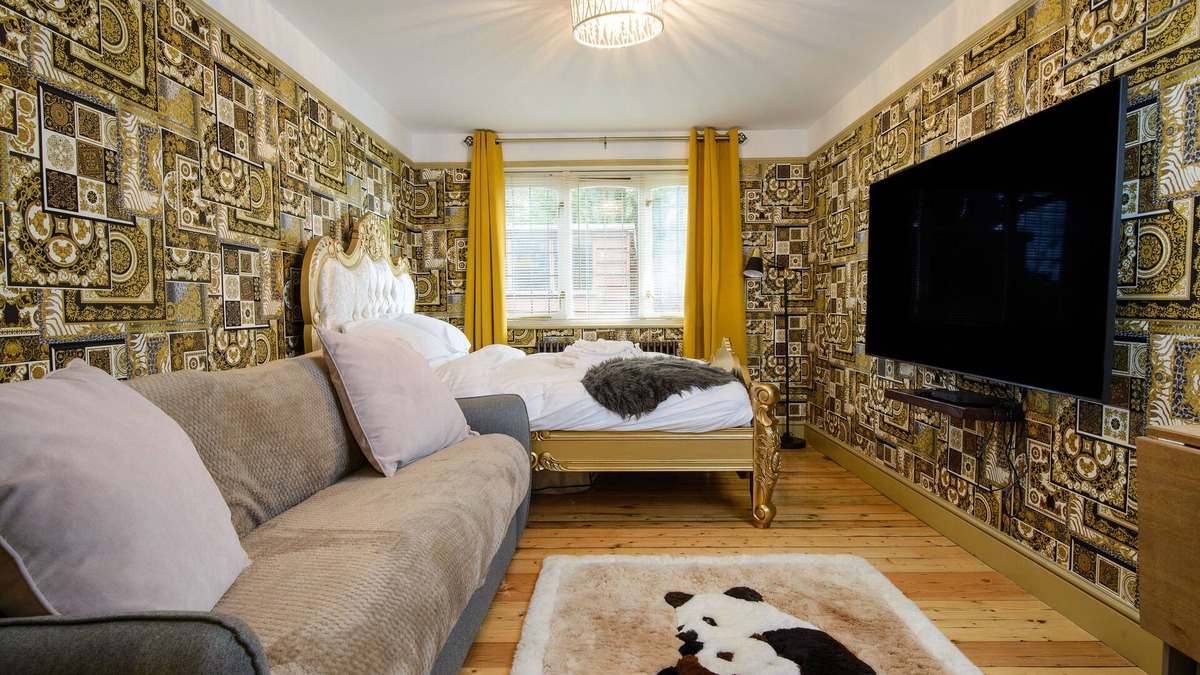 Howlett End Cabin | Deluxe 1 Bed Versace HotTub SkyTV