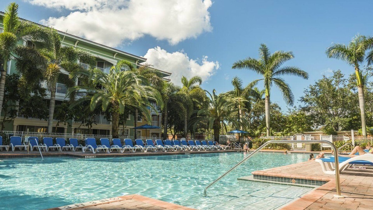 Weston Resort | Deluxe 1 Bedroom and 1 Bathroom Unit with Full Amenities