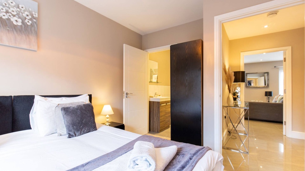 Hoddesdon Apartment | Deluxe-2 bedroom Apartment City View Private Bath