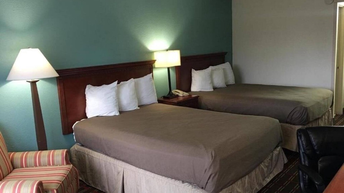 Pennington Bend House | Deluxe 2 Double Beds in Music Valley