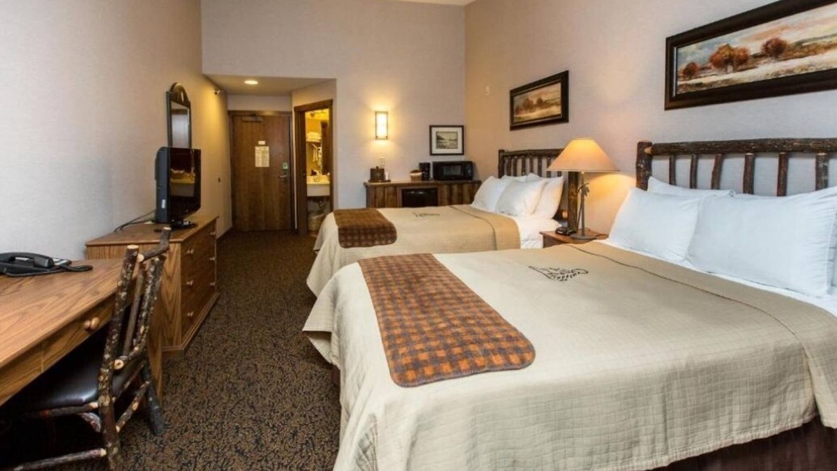 Onalaska Hotel | Deluxe 2 Queen, Stoney Creek Kansas City, Near Lake, 2 Pools | 2 Units