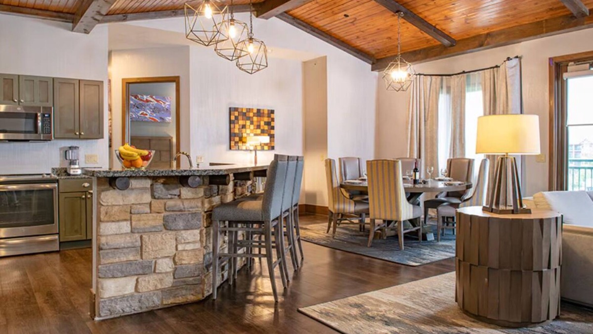 Lake Delton Condo | Deluxe 3-Bedroom Suite - Includes Free Waterpark