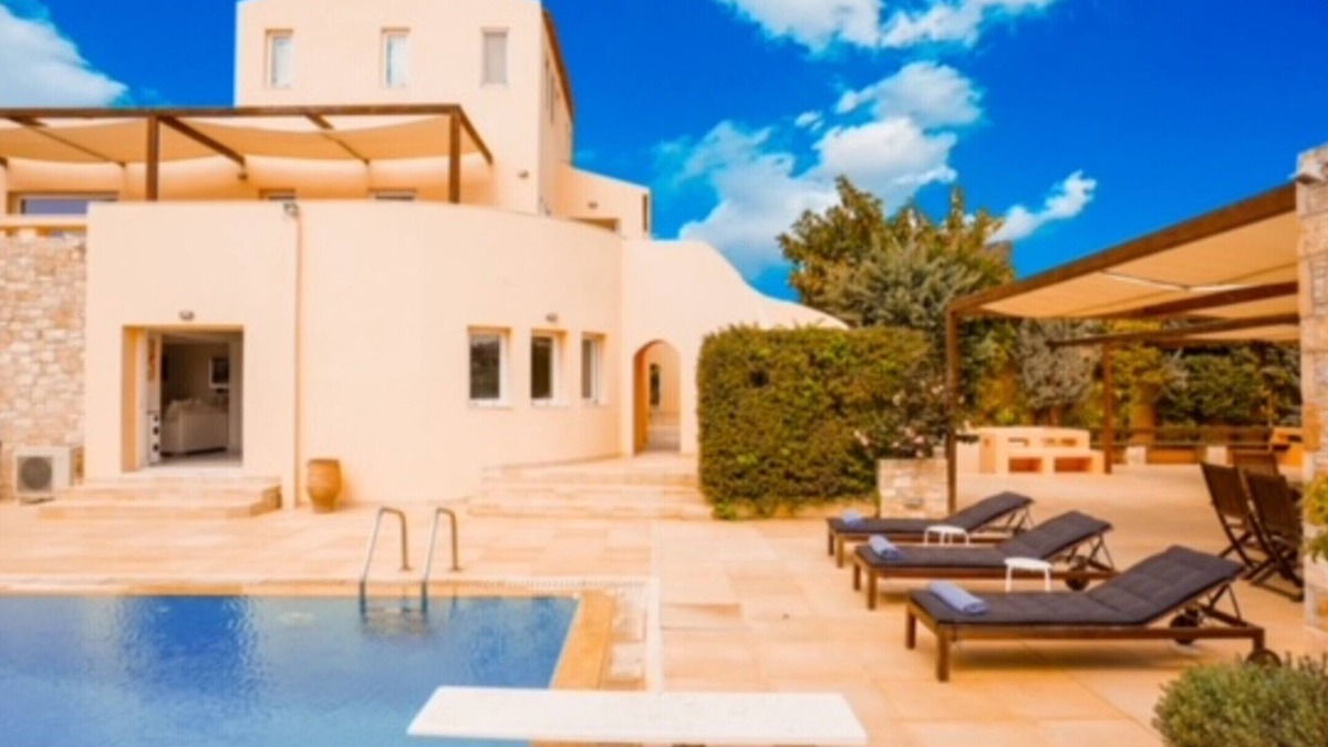 Anavyssos Villa | Deluxe 5 bdrm Villa w/Pool next to the beach