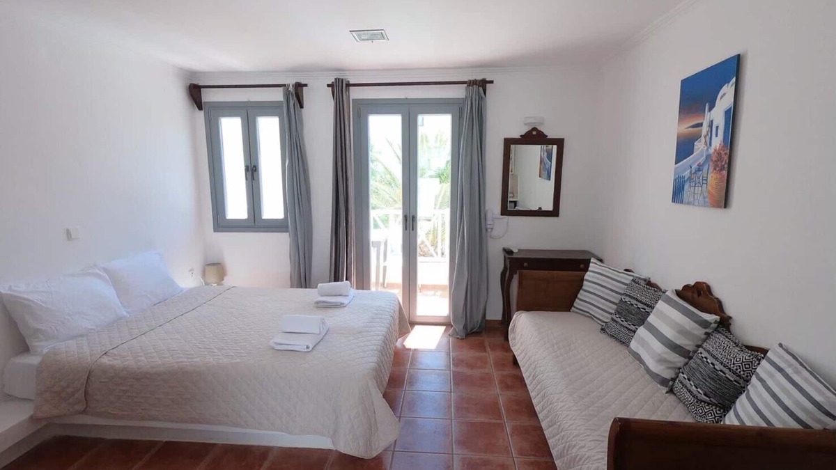 Perissa Apartment | Deluxe 6 persons Maisonette 30 meters from Perissa Beach