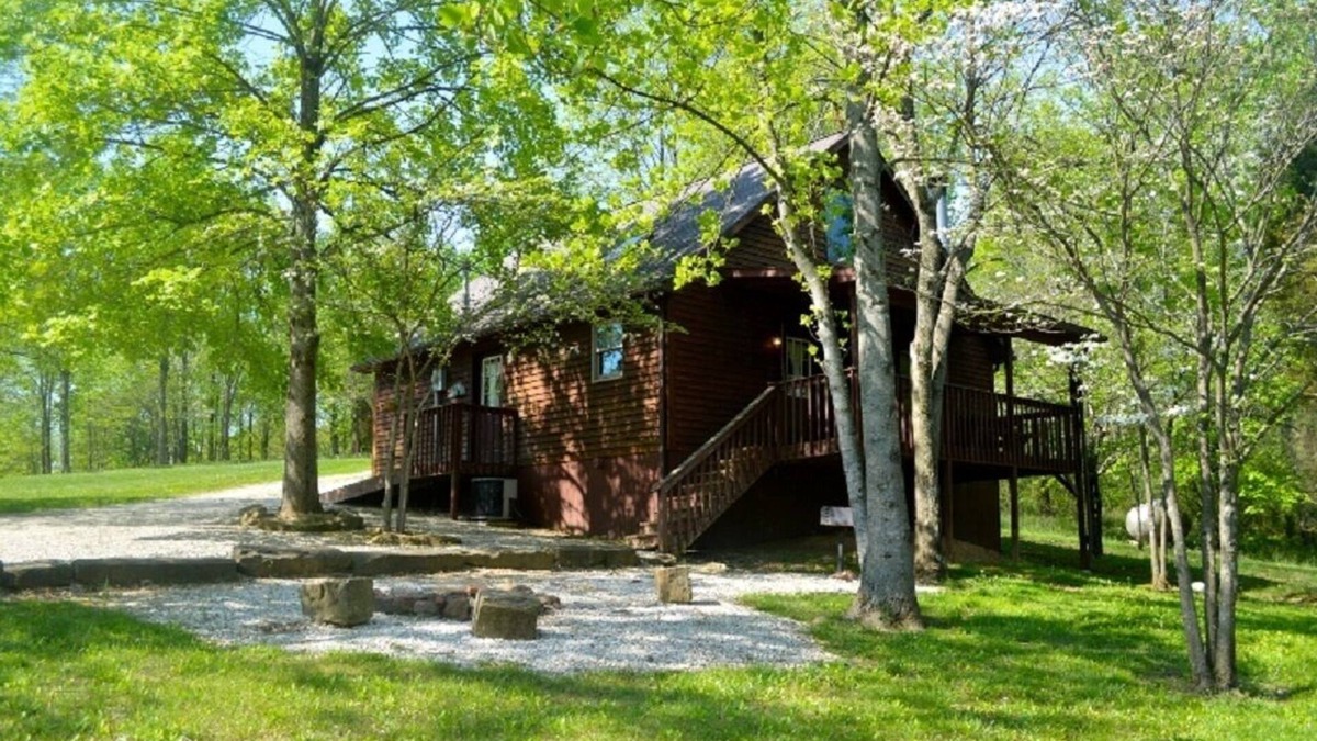 Eckerty Cabin | Deluxe Cabin 17 with Jacuzzi Tub Located on Patoka Lake in Southern Indiana