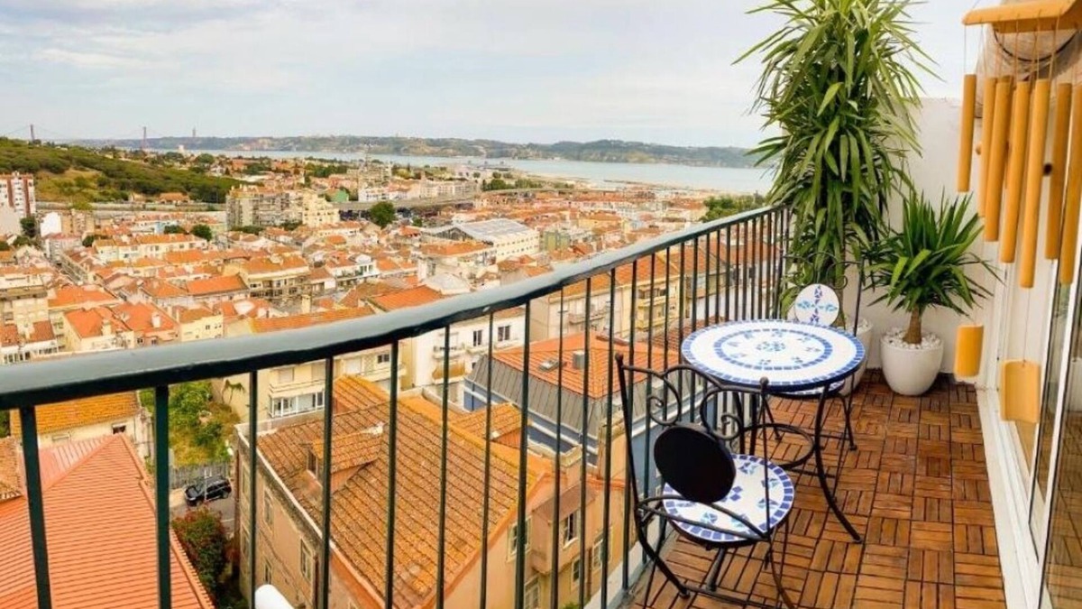 Alges Apartment | Deluxe Double Room with Balcony and sublime View of the Tagus