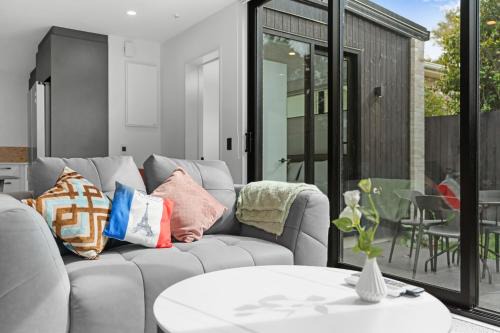 Sydenham Apartment | Deluxe Downtown Residence 3 Bed 3 Bath