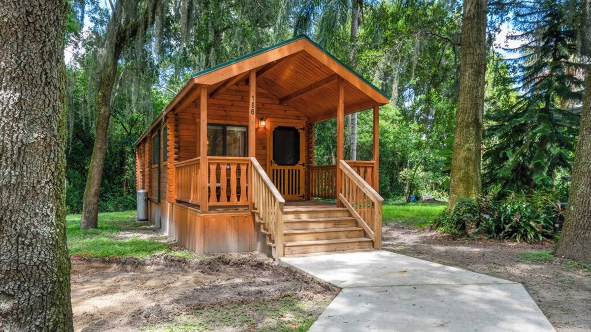 Thonotosassa Cabin | Deluxe Family Cabin with Porch - Happy Travelers RV Resort