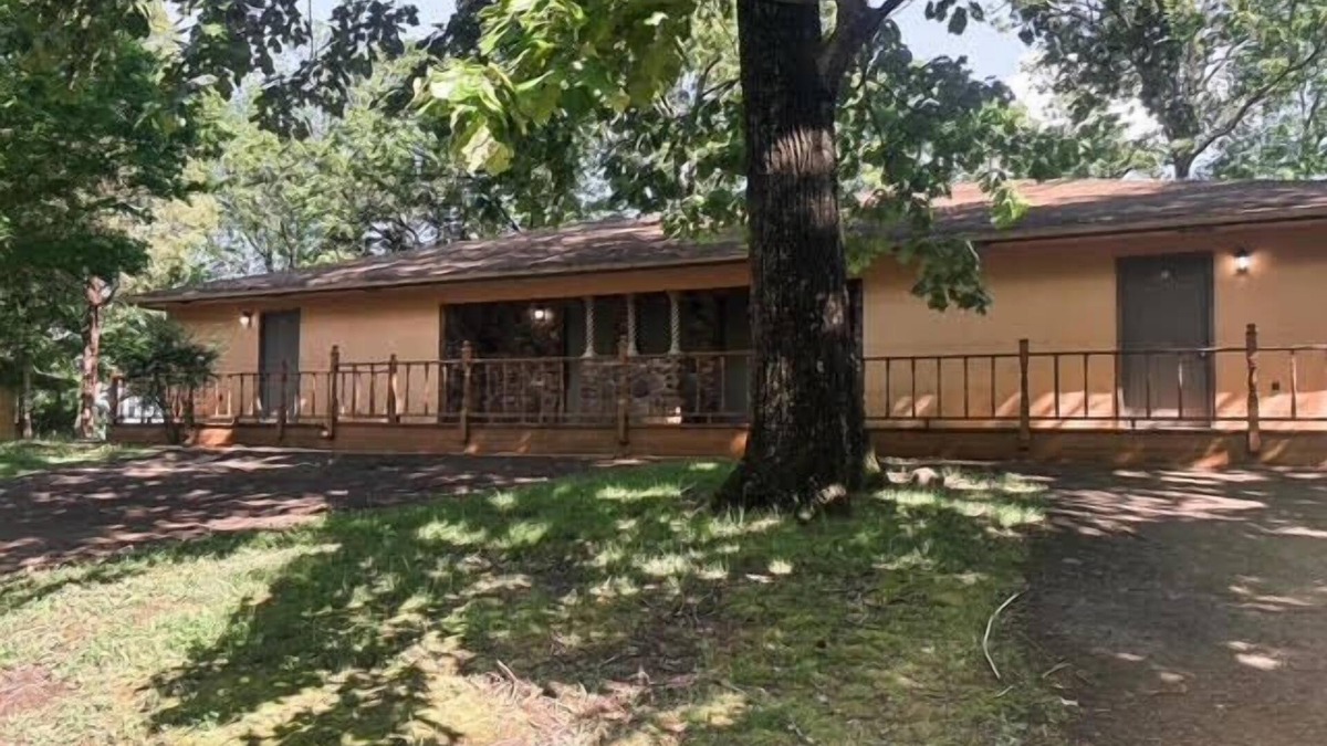 Golconda House | Deluxe Four Bedroom Relaxing Bungalow w/Two Kitchens!
