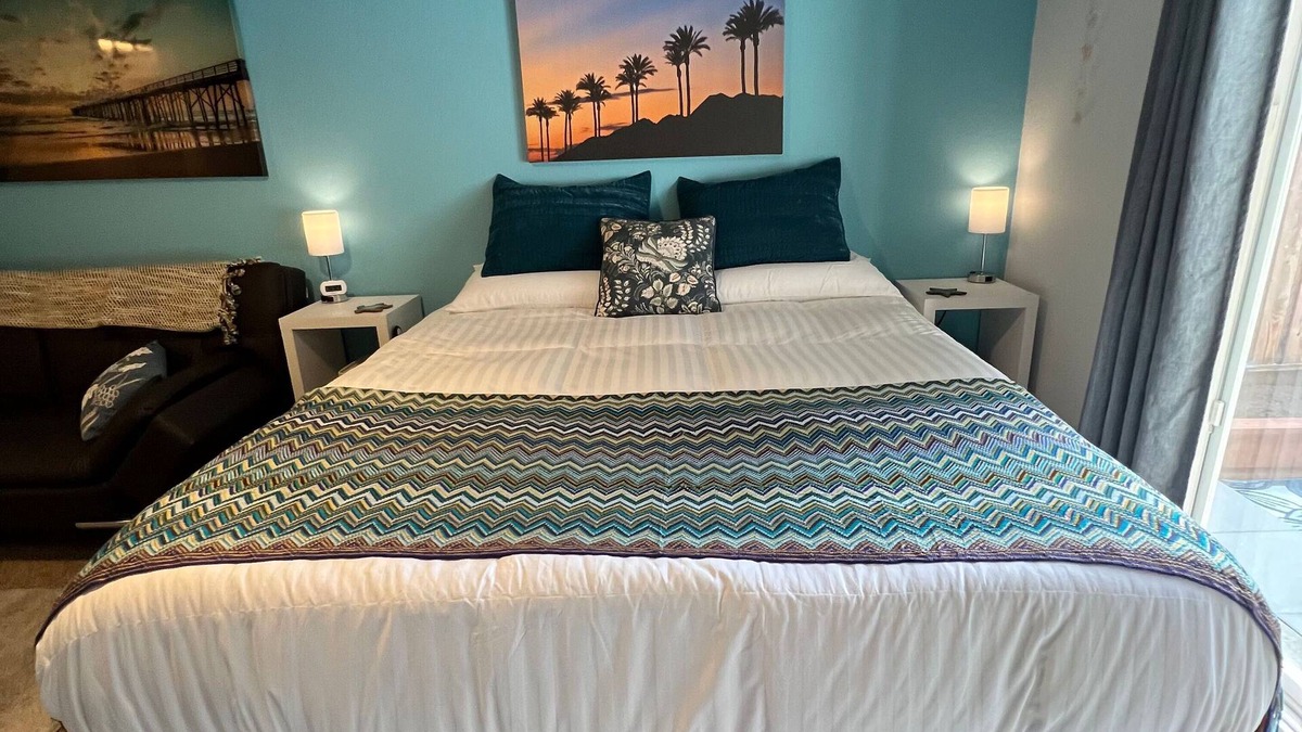 Rohnert Park Apartment | Deluxe Guest Suite w/private yard, king bed, sofa bed, desk, next to a park!