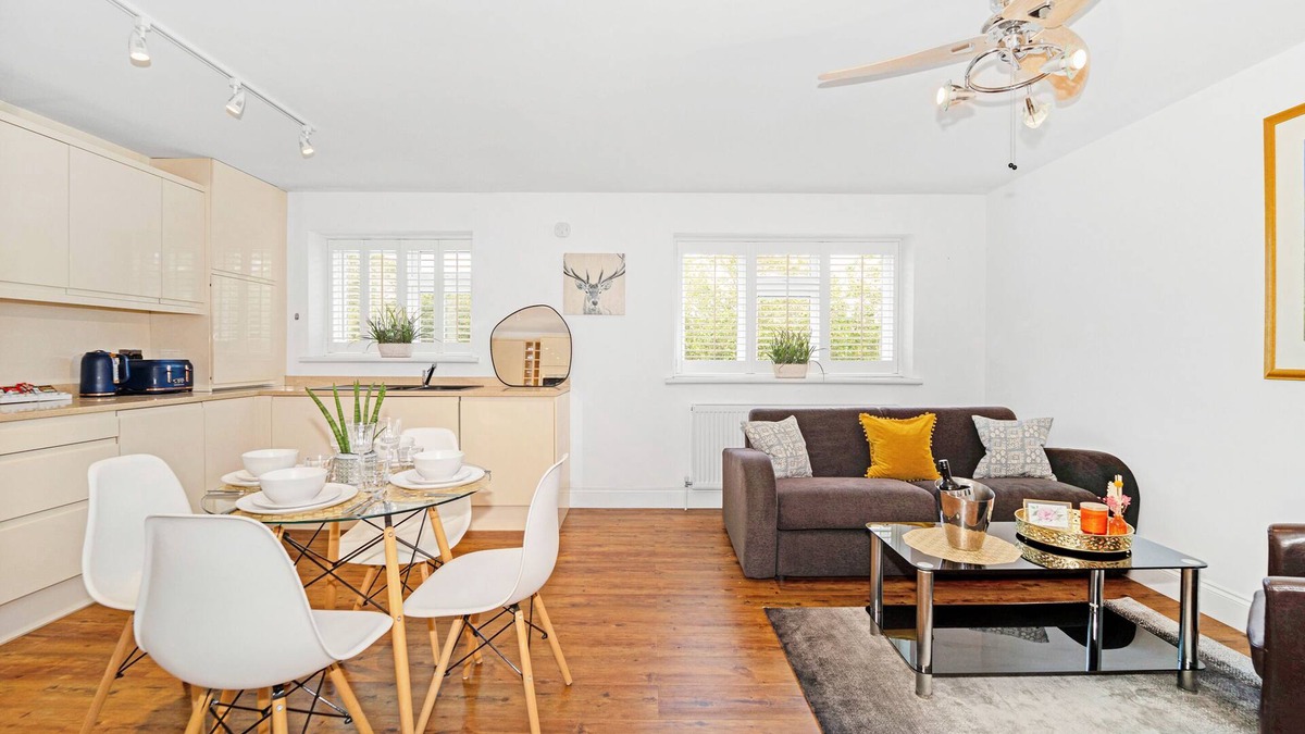 Feltham North Apartment | Deluxe Kempton Park Views Two-bedroom Apartments