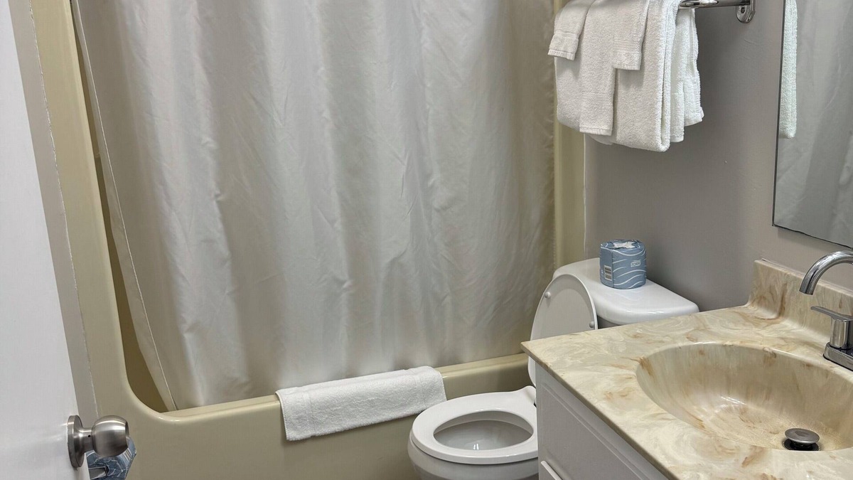 Carrabelle Condo | Deluxe King Condo 218