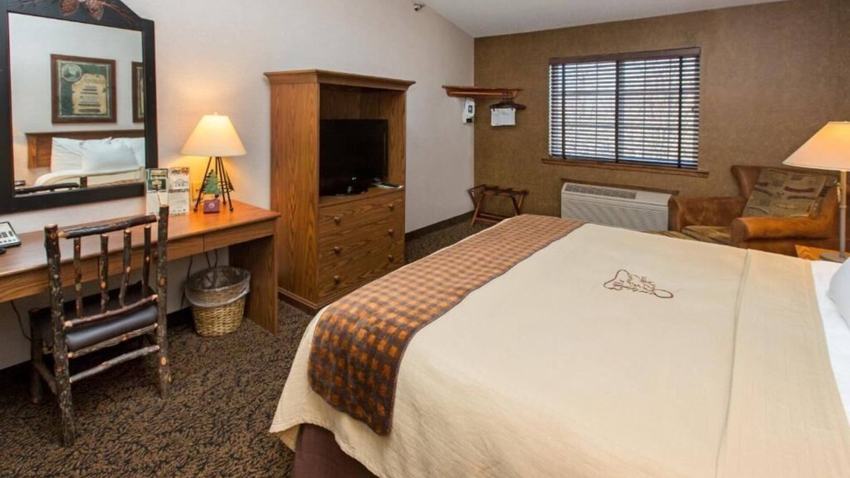 Onalaska Hotel | Deluxe King Suite In Stoney Creek Onalaska, Hot Indoor/Outdoor Pool