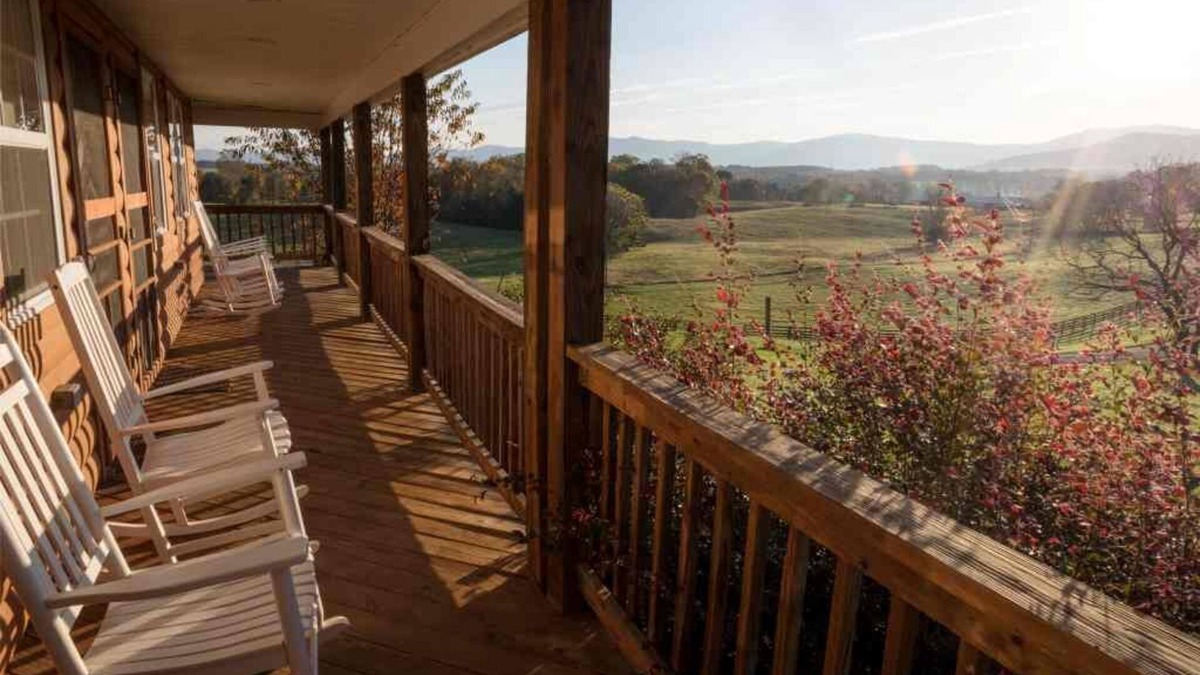 Stanley Cabin | DELUXE Lodge Cabin – Sleeps up to 8, with Mountain Views & River Access!
