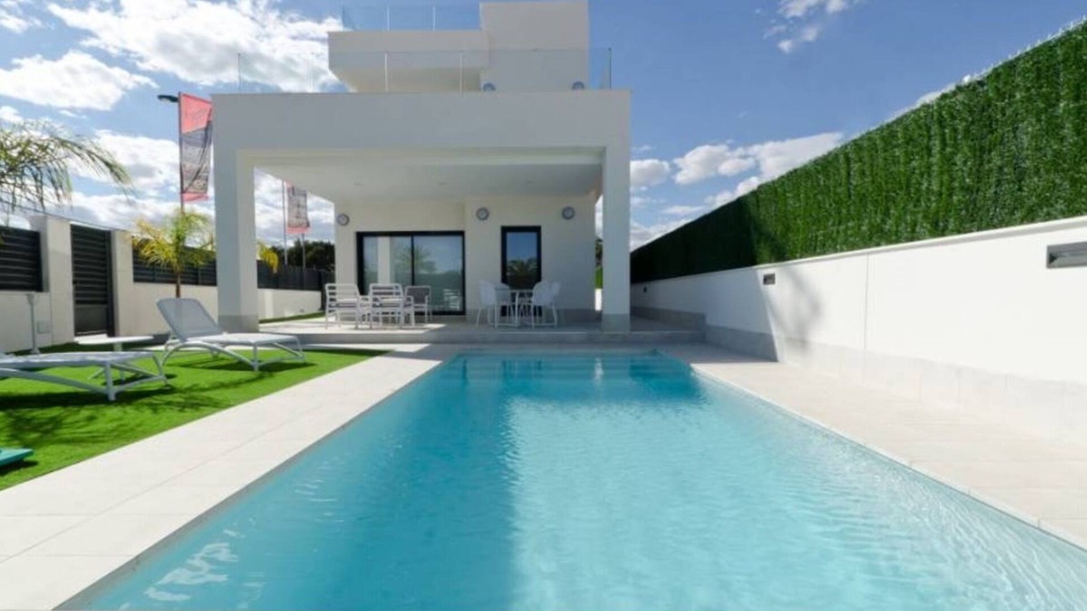 La Marina House | Deluxe Marina Beach Villa 1