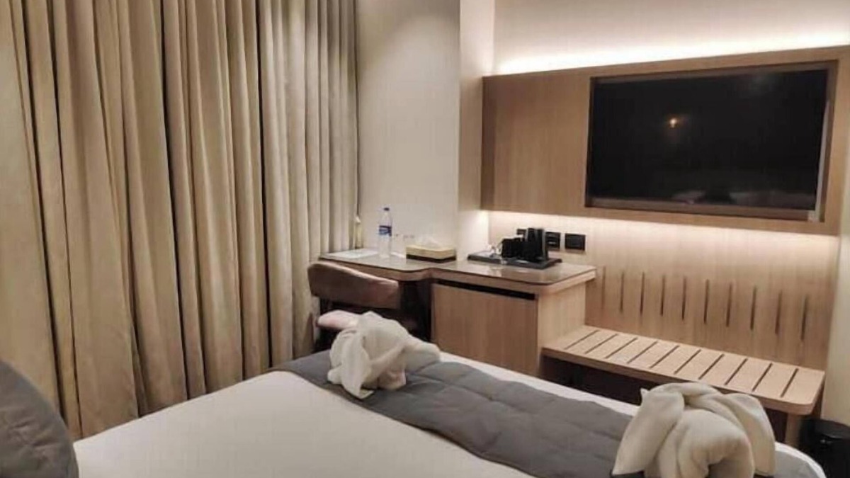 Andheri East Apartment | Deluxe room in MIDC Andheri E