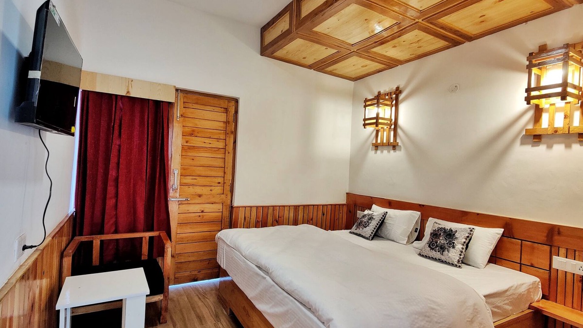 Theog Bed & Breakfast | Deluxe Room | w/King Size bed View, Balcony, Bonfire, Food, Mountain Vie