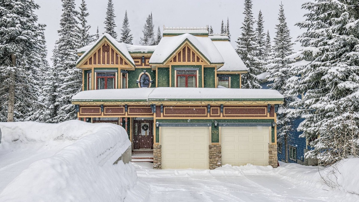 Silver Star Mountain House | Deluxe Standalone Whole 4,000 Sq Ft Home - large kitchen & living area, laundry