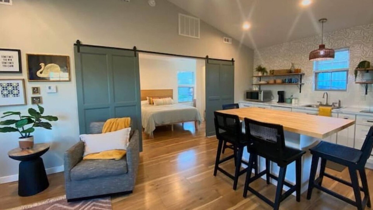 Joplin House | Deluxe Studio w/great location! Sleek & stylish!