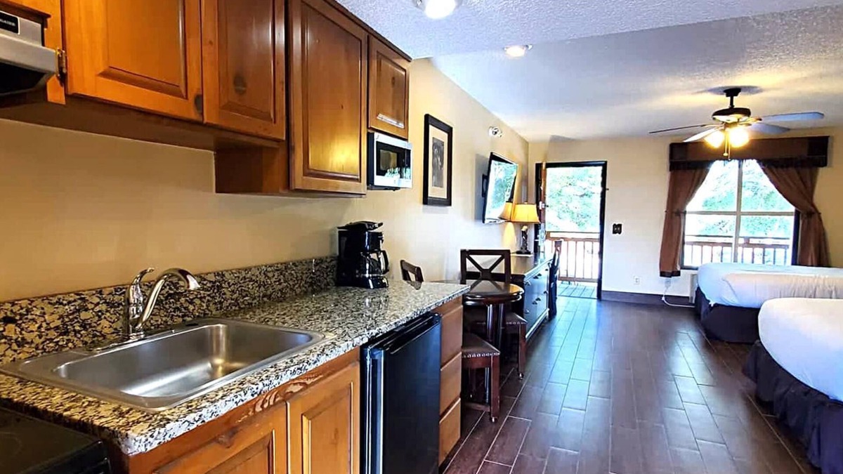 River Ranch Condo | Deluxe Suite with Kitchenette and Balcony, Steps to Rodeo and Pool! 253