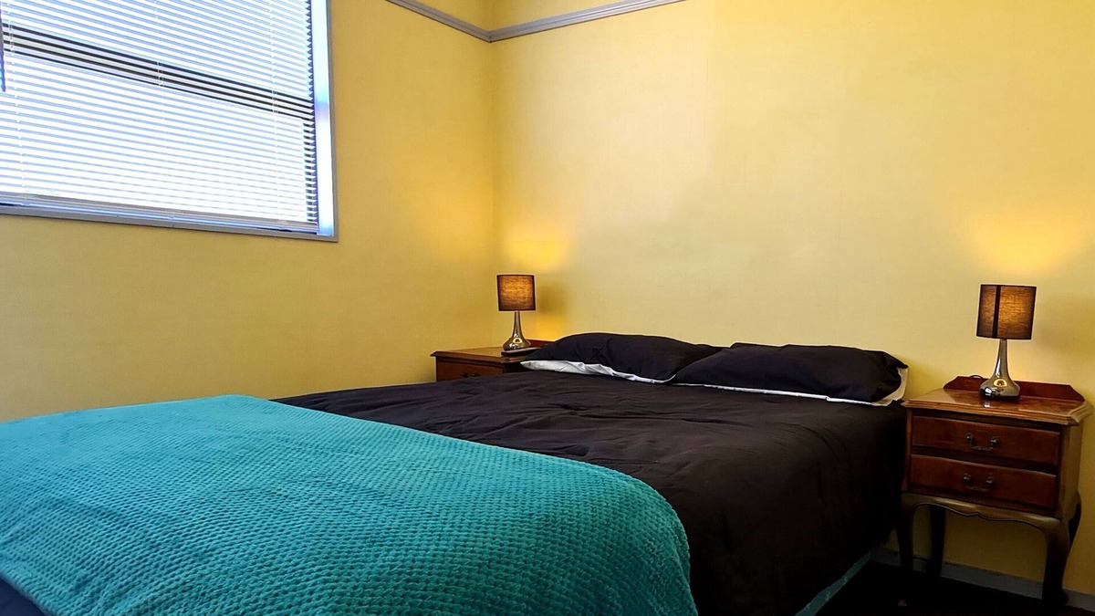 Orepuki House | Deluxe Suite with Netflix & Spa Right Next To The Hump Ridge Track