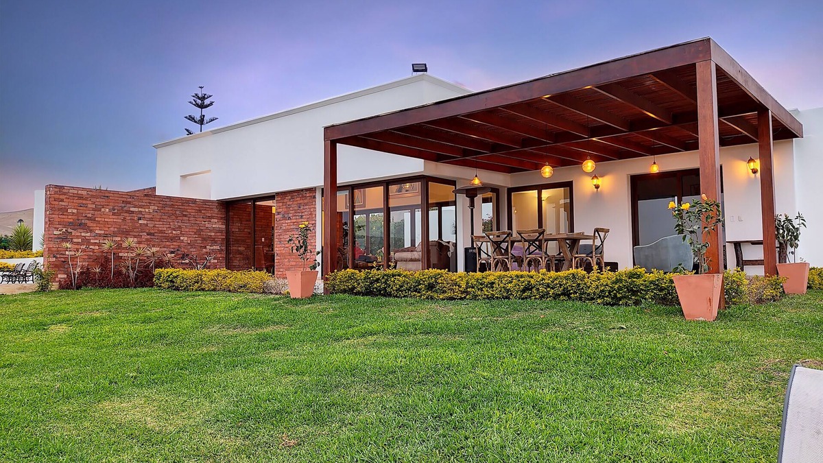 San Antonio Villa | Deluxe Villa | A Relaxing, Lush Stay