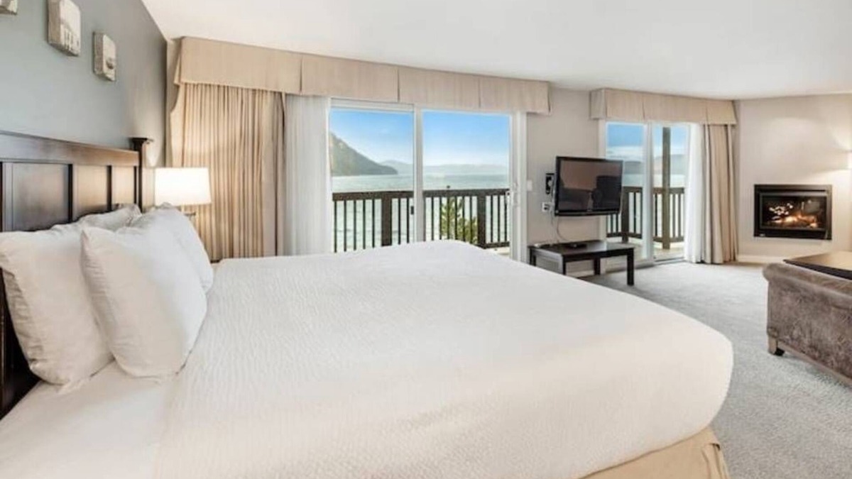 Rosario Hotel | Deluxe Waterfront King Living Room Ocean Views