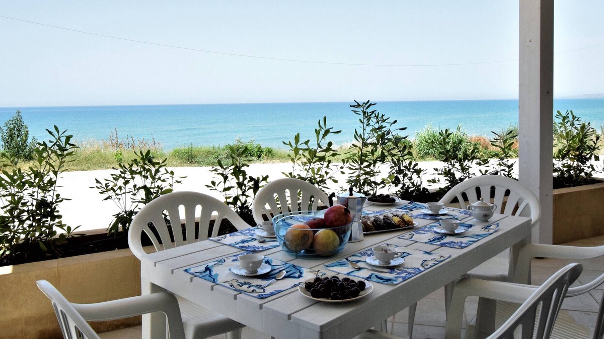 Cava dʼAliga House | den of sailors 2 facing the sea