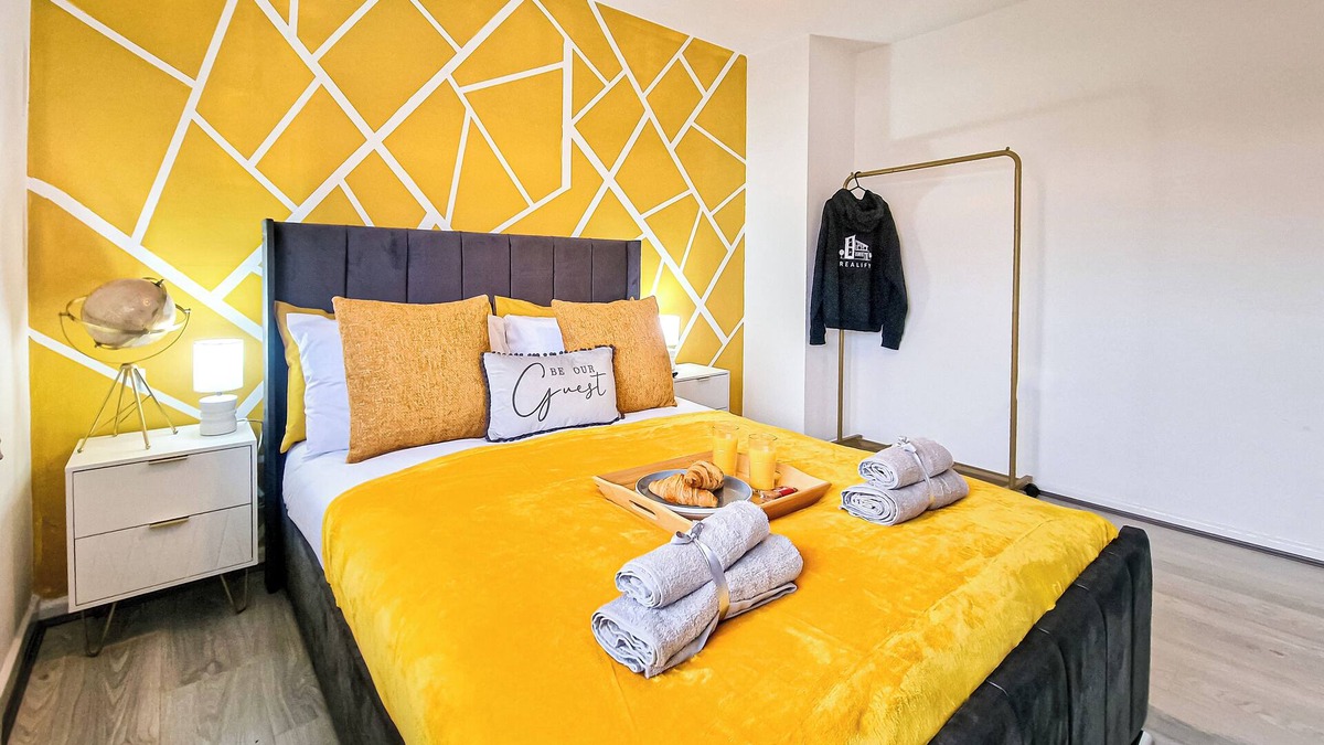 Long Lawford Apartment | DenDuplex - Free Parking