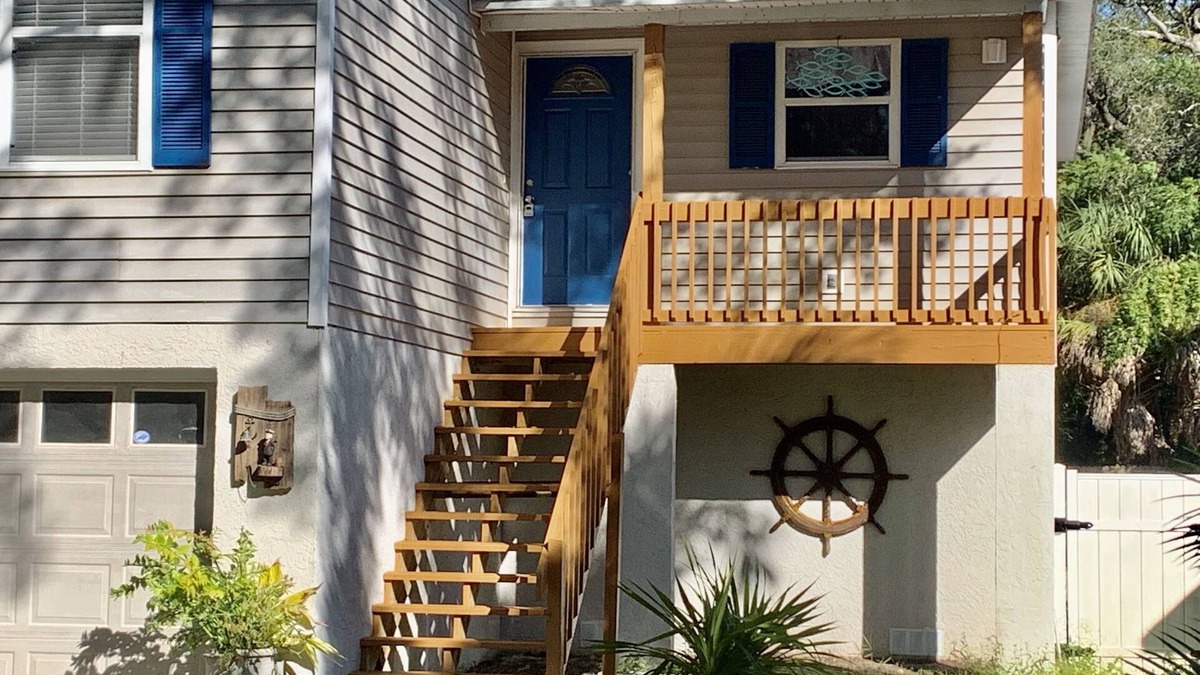 Tarpon Springs House | "DEO'S BEACH HOUSE" - RELAXING GETAWAY THAT STILL FEELS LIKE HOME.