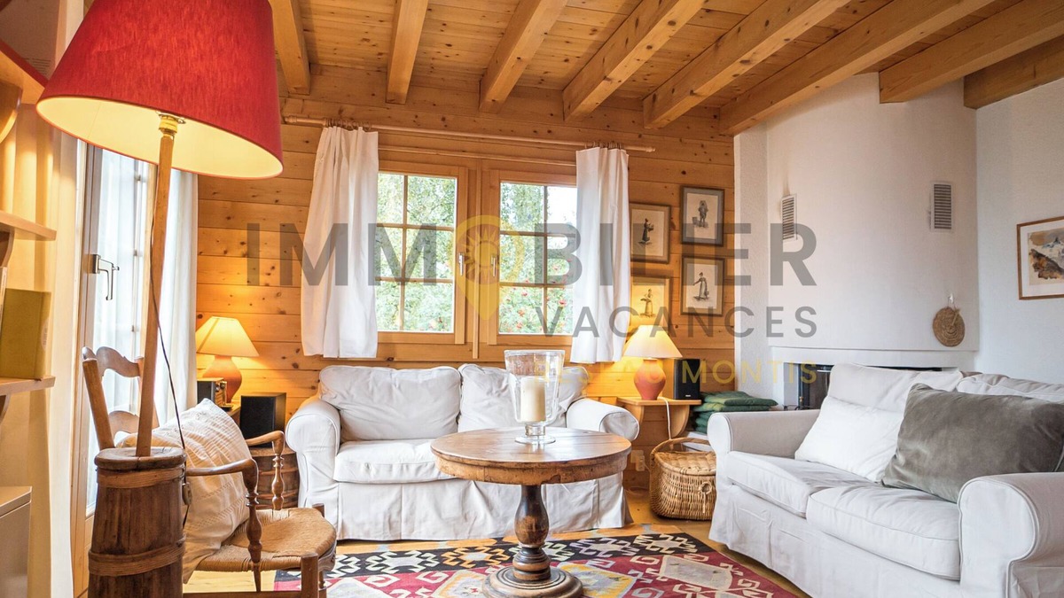 Saint-Luc Ski Chalet | Depuis la place de parc extérieure, vous longerez un petit chemin qui vous mènera vers un magnifique