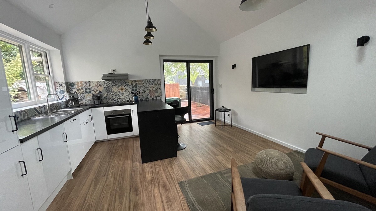 Derby Bed & Breakfast | Derby Bank House Cabin- one bedroom with full kitchen