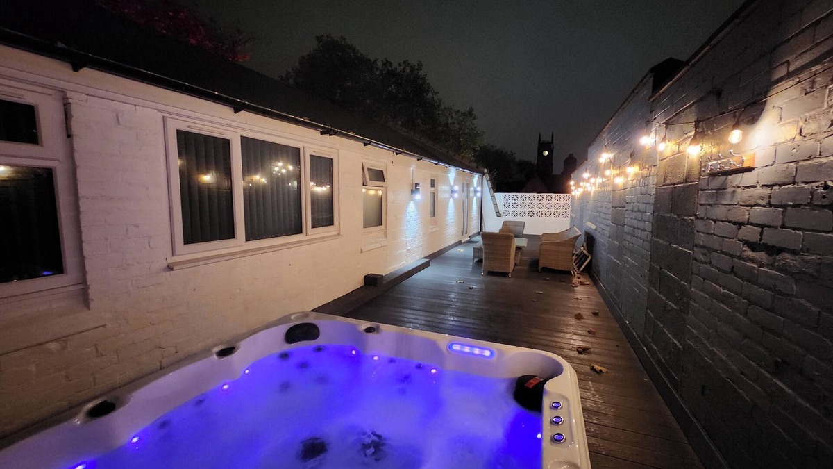 Derby Apartment | Derby City Centre Apartment With Roof Top Hot Tub