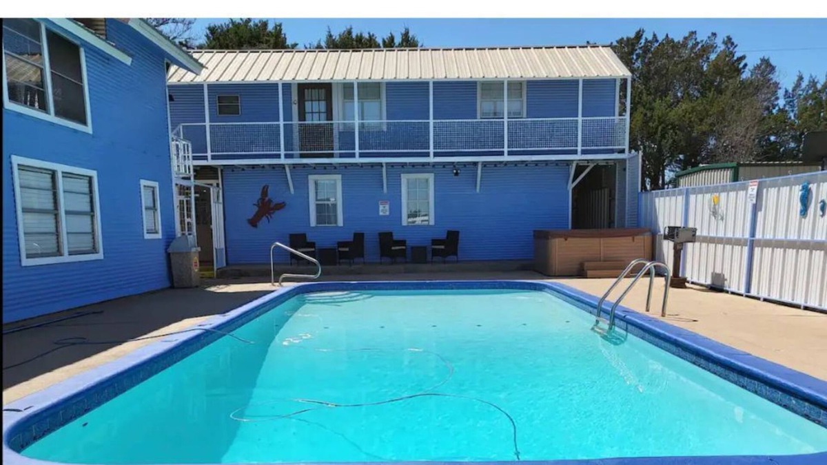 Laguna Park Bed & Breakfast | Derekville #1 - Private Unit - Gated Pool