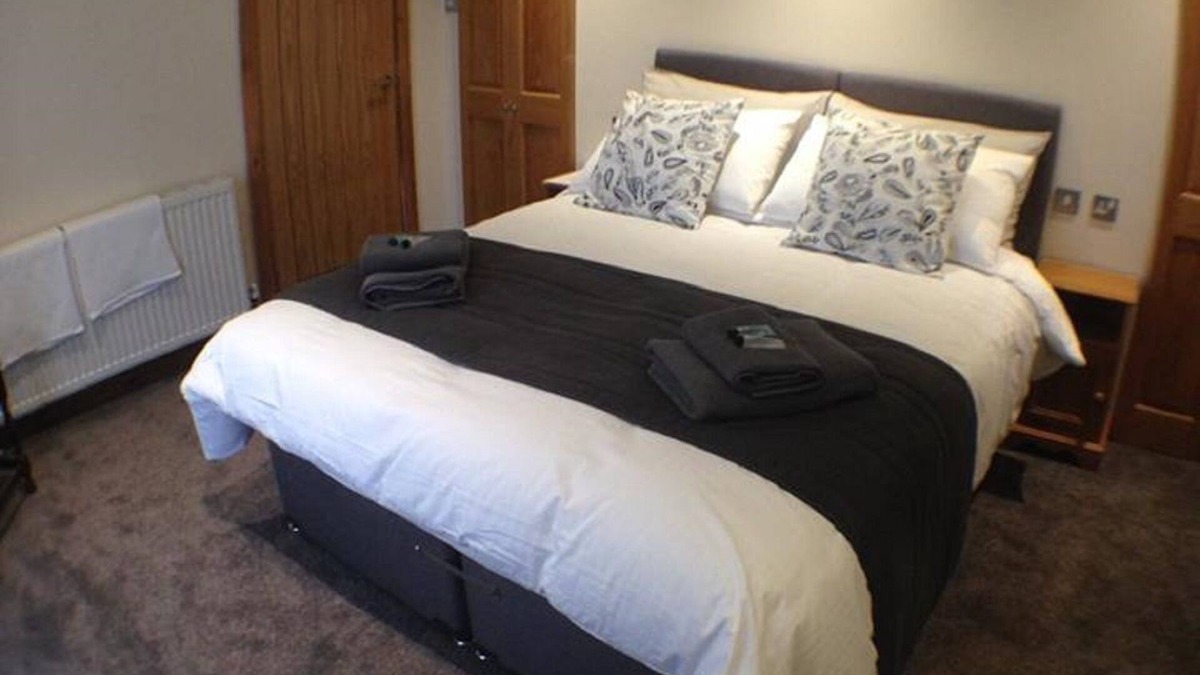 Llantilio Pertholey House | Deri-Down Guest House