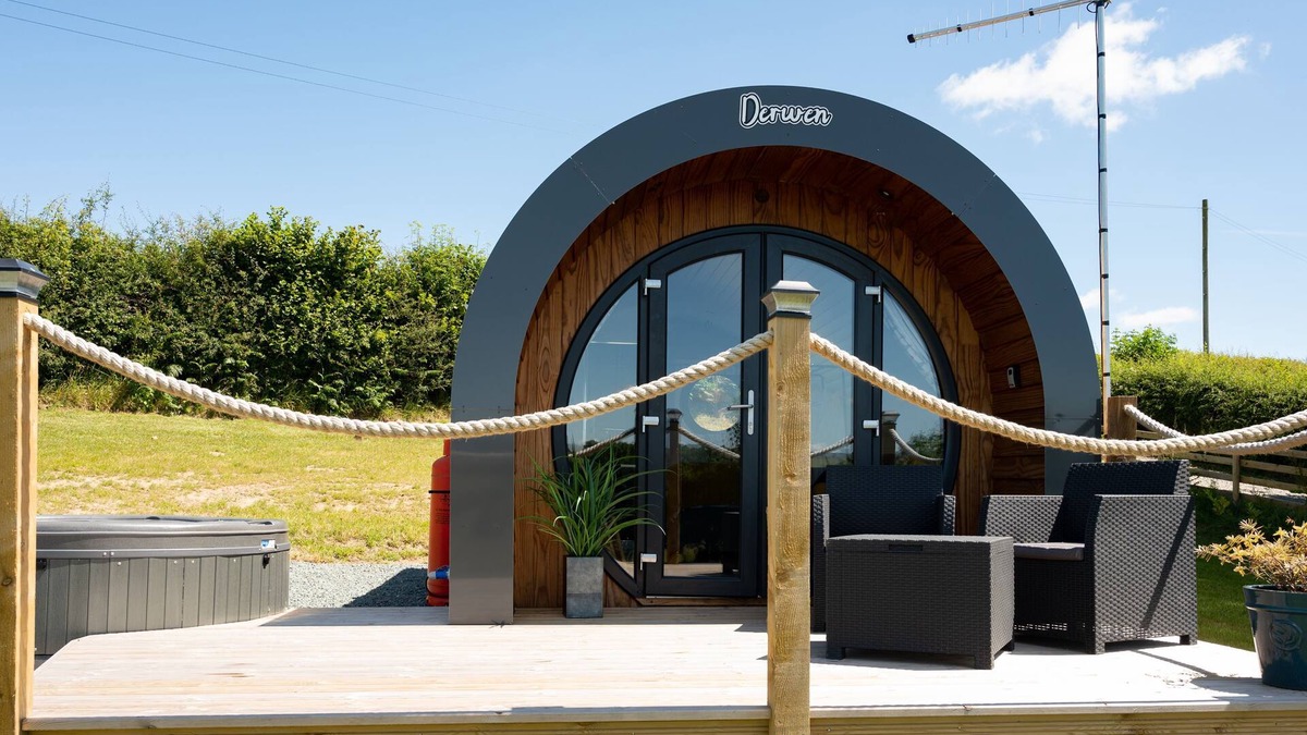 Welshpool Cabin | Derwen - a glamping pod with hot tub